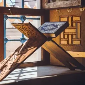 Using Islamic symbols and imagery