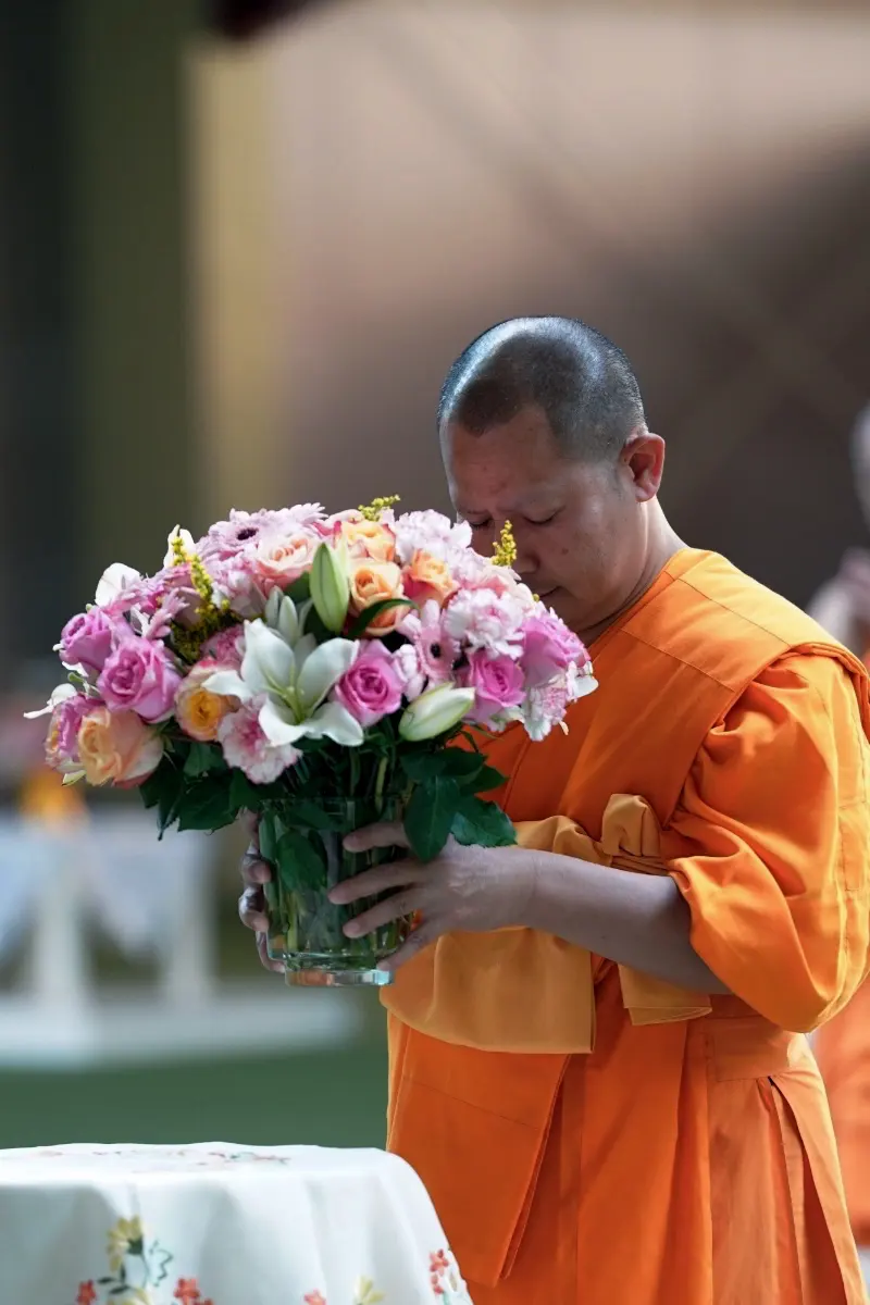 Make an offering to the Three Jewels