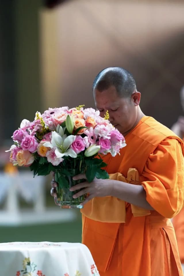 Make an offering to the Three Jewels